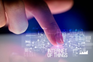 Web teknolojisi simgeleriyle tablete dokunmak