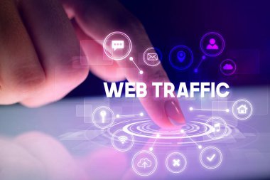 Web teknolojisi simgeleriyle tablete dokunmak