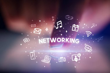 Sosyal medya simgeleri kavramlı parmak dokunuşu tableti