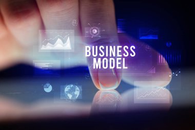 İş grafikleri ve simgeler konseptiyle tablete dokunmak