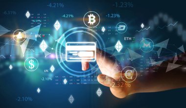 İş adamı multimedya dokunmatik ekranında para birimi simgesini elle itiyor