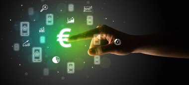 İş adamı parmağı ekranda elle çizilmiş para birimi simgeleriyle çokluortam arayüzüne dokunuyor