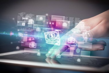 Tablet, para birimi kavramı kullanan bir elin yakın plan görüntüsü