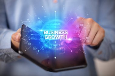 İş adamı katlanabilir bir akıllı telefon tutuyor, yeni iş konsepti