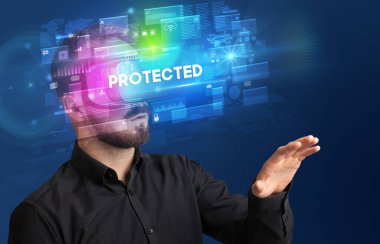 Sanal Gerçeklik gözlükleriyle bakan iş adamı