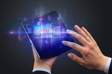 Katlanabilir akıllı telefonu olan bir iş adamı