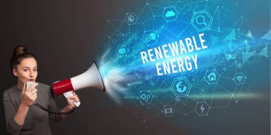 Megafonla bağıran genç kadın, teknoloji duyurusu konsepti.