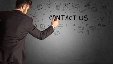 İş adamı yaratıcı bir fikir çiziyor.