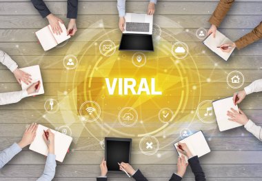 Bir grup insan toplantı yapıyor.