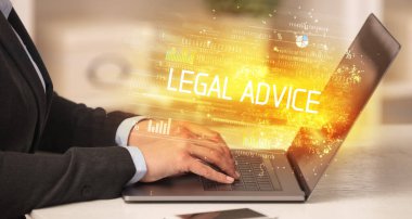 Dizüstü bilgisayarda çalışan iş adamlarının yakınlaşması