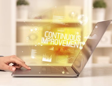 Bilgisayarda çalışan bir iş adamının yan görüntüsü