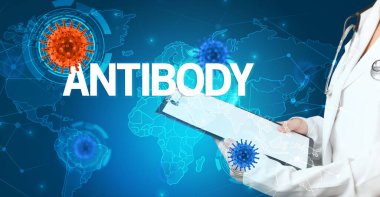 Doktor tıbbi kayıtları dolduruyor.