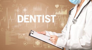 Genç doktor notlar yazıyor.