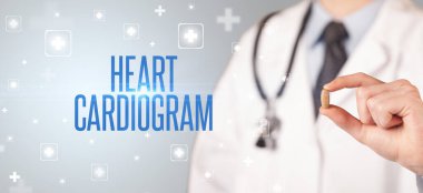 İlaç veren bir doktorun yakın çekimi.