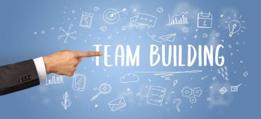 İşletme yazıtlarına işaret eden kırpılmış elin yakın çekimi