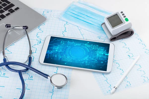 Крупный план планшета с медицинской аббревиатурой — стоковое фото