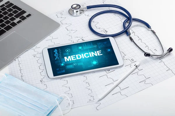 Tablet pc e material médico — Fotografia de Stock