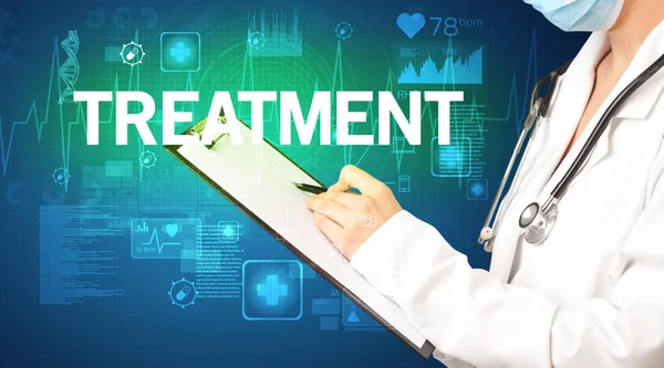 Genç doktor notlar yazıyor.