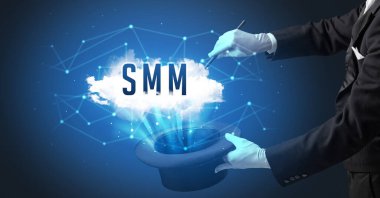 Sihirbaz ya da illüzyonist sihir numarası yapıyor.