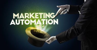 Sihirbaz sihir numarası yapıyor.