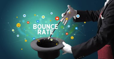 Sihirbaz sihir numarası yapıyor.