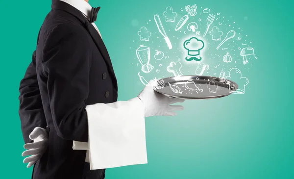 Офіціант тримає срібний піднос з іконками їжі вище — стокове фото