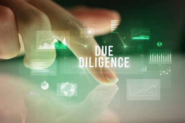 İş grafikleri ve simgeler konseptiyle tablete dokunmak