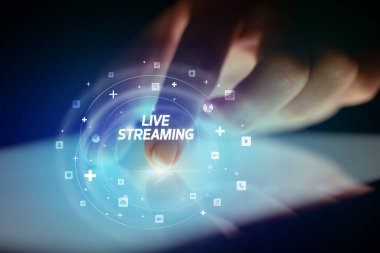 Sosyal medya simgeleri kavramlı parmak dokunuşu tableti