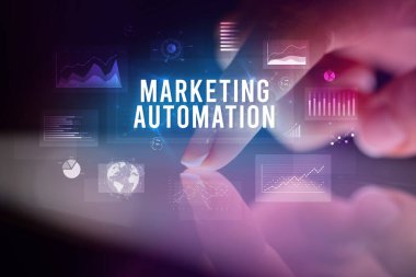 İş grafikleri ve simgeler konseptiyle tablete dokunmak