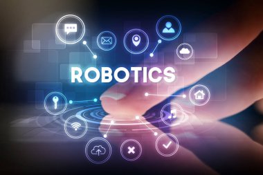 Web teknolojisi simgeleriyle tablete dokunmak