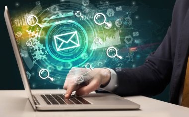 Modern bir dizüstü bilgisayarda el yazısı.