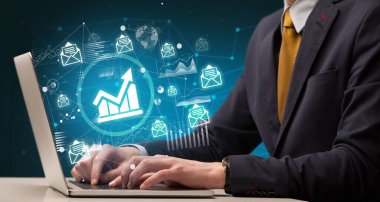 Dizüstü bilgisayarda çalışan iş adamı, başarılı iş konsepti