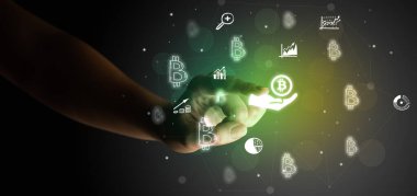 İş adamı parmağı ekranda elle çizilmiş para birimi simgeleriyle çokluortam arayüzüne dokunuyor