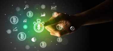 İş adamı parmağı ekranda elle çizilmiş para birimi simgeleriyle çokluortam arayüzüne dokunuyor