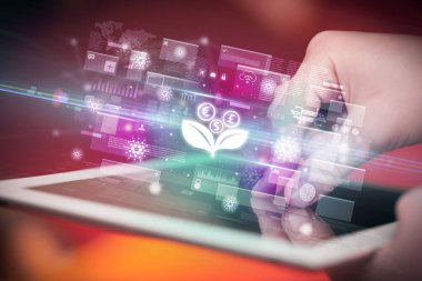 Tablet, para birimi kavramı kullanan bir elin yakın plan görüntüsü