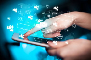 Tablet, sosyal medya kavramı kullanan bir elin yakın plan çekimi