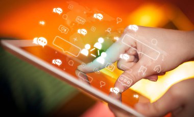 Tablet, sosyal medya kavramı kullanan bir elin yakın plan çekimi