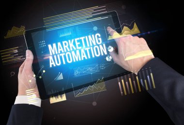 İşletme yazıtlı tableti tutan ellerin yakın çekimi