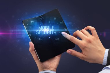 Katlanabilir akıllı telefonu olan bir iş adamı, güvenlik konsepti