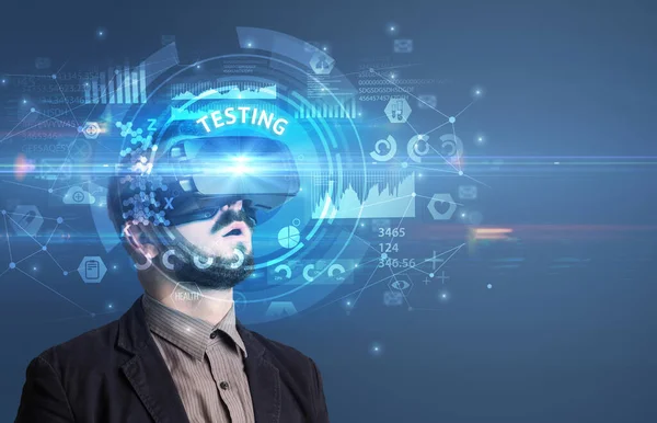 Üzletember, aki VR szemüvegen keresztül néz — Stock Fotó