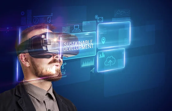 Hombre de negocios mirando a través de gafas de realidad virtual, concepto de tecnología — Foto de Stock