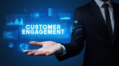 Motivasyon mesajı taşıyan iş adamının eli