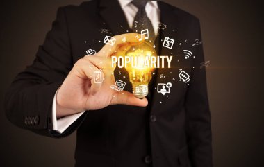 Elinde ampul tutan bir iş adamı, sosyal medya kavramı