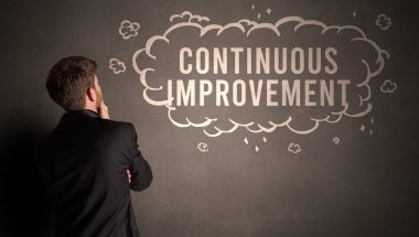 İşadamı yazılı bir bulut çiziyor.