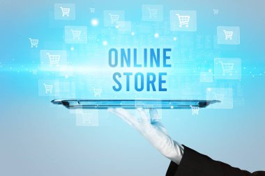 Garson online alışveriş konsepti sunuyor.