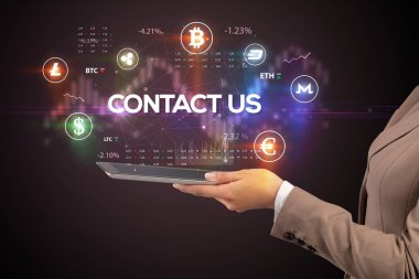 Yazılı dokunmatik ekranın yakın plan görüntüsü