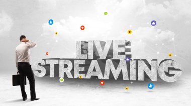 Sosyal medyanın önünde duran genç işadamı