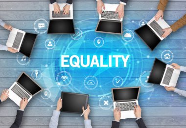 Bir grup insan toplantı yapıyor.