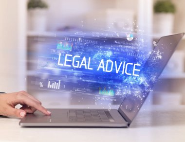 Dizüstü bilgisayarda çalışan iş adamlarının yakınlaşması