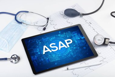 Tıbbi kısaltmalı bir tabletin yakın plan görüntüsü